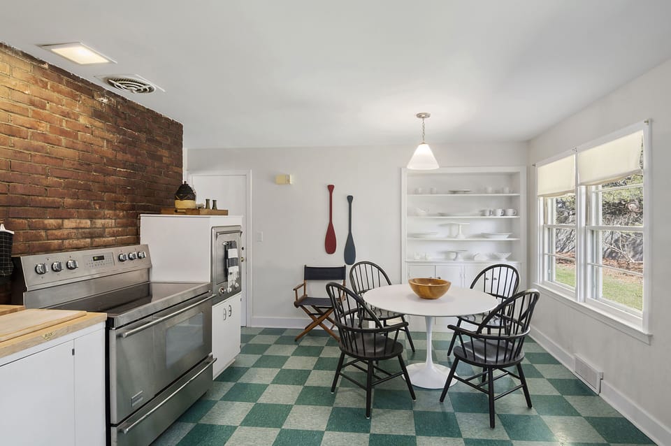 Spacious kitchen - stainless steel pro range & appliances, room to dine 