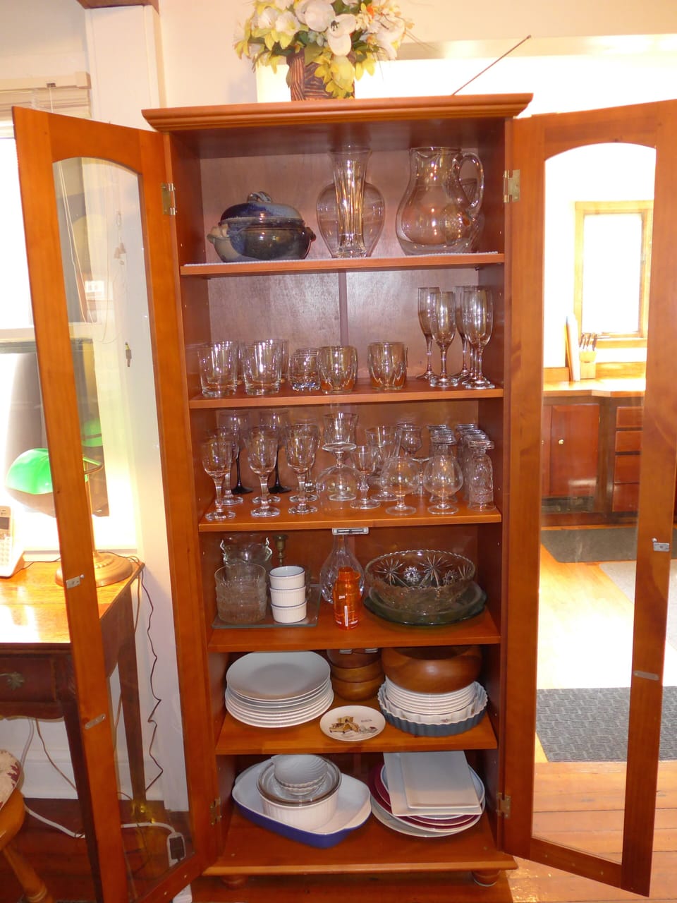 Photo of glassware etc is representative of contents maintained. 