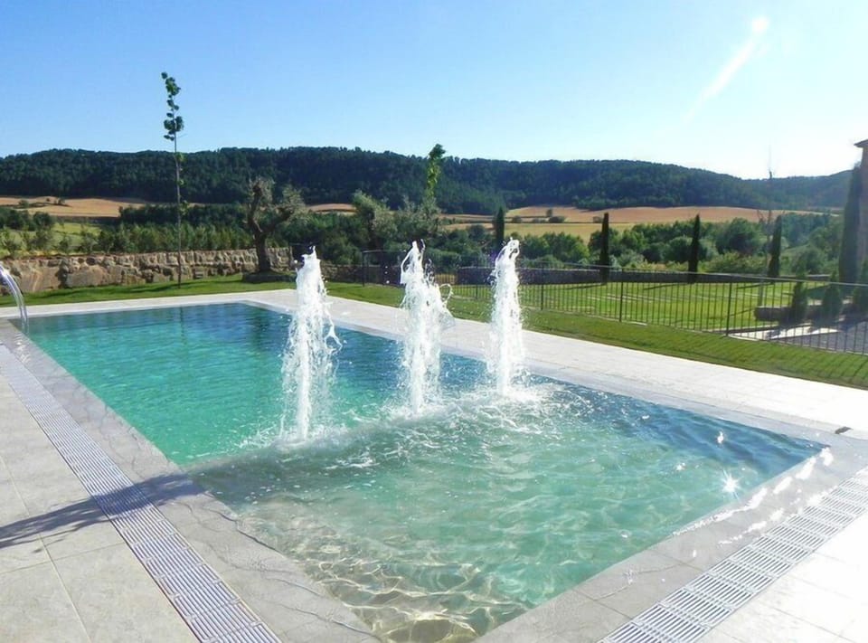 A fountain divides the pool in the little shallow end, and the larger deep end