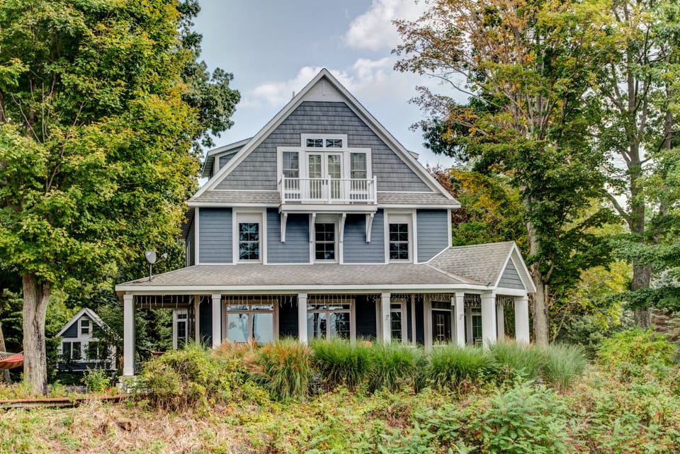 Magnificent "farm house style" cottage 