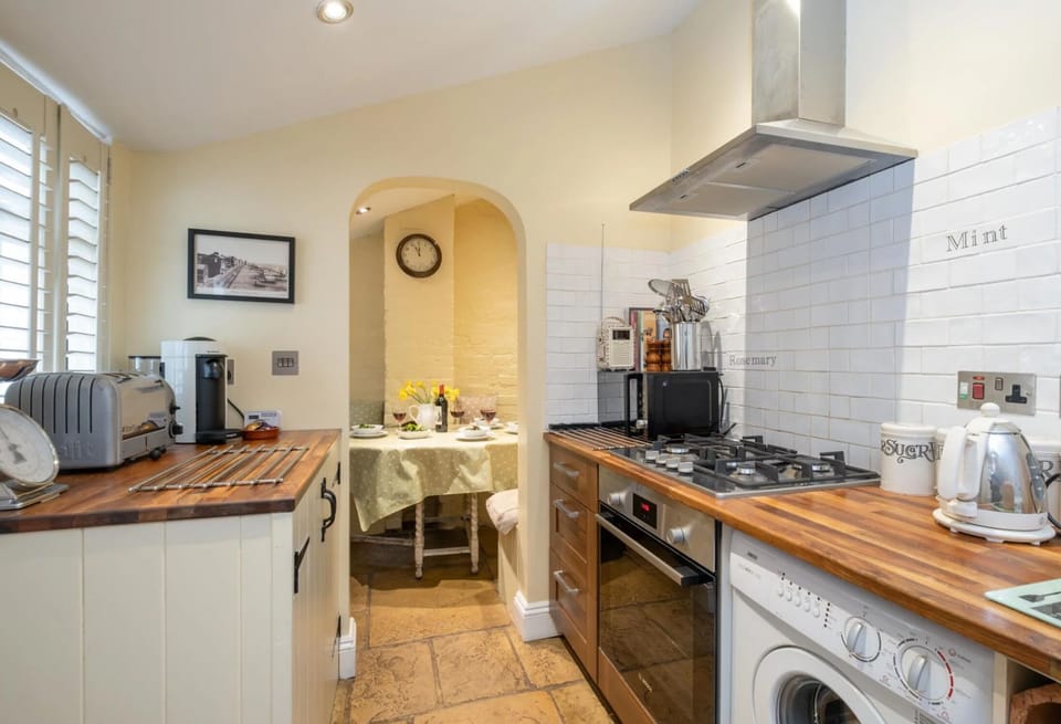 Kitchen with breakfast room area