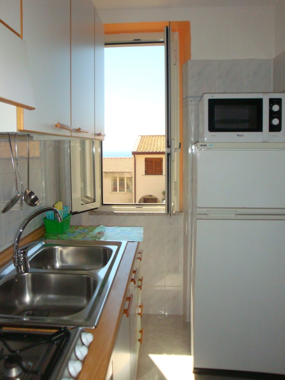 Well furnished kitchenette with some sea view.