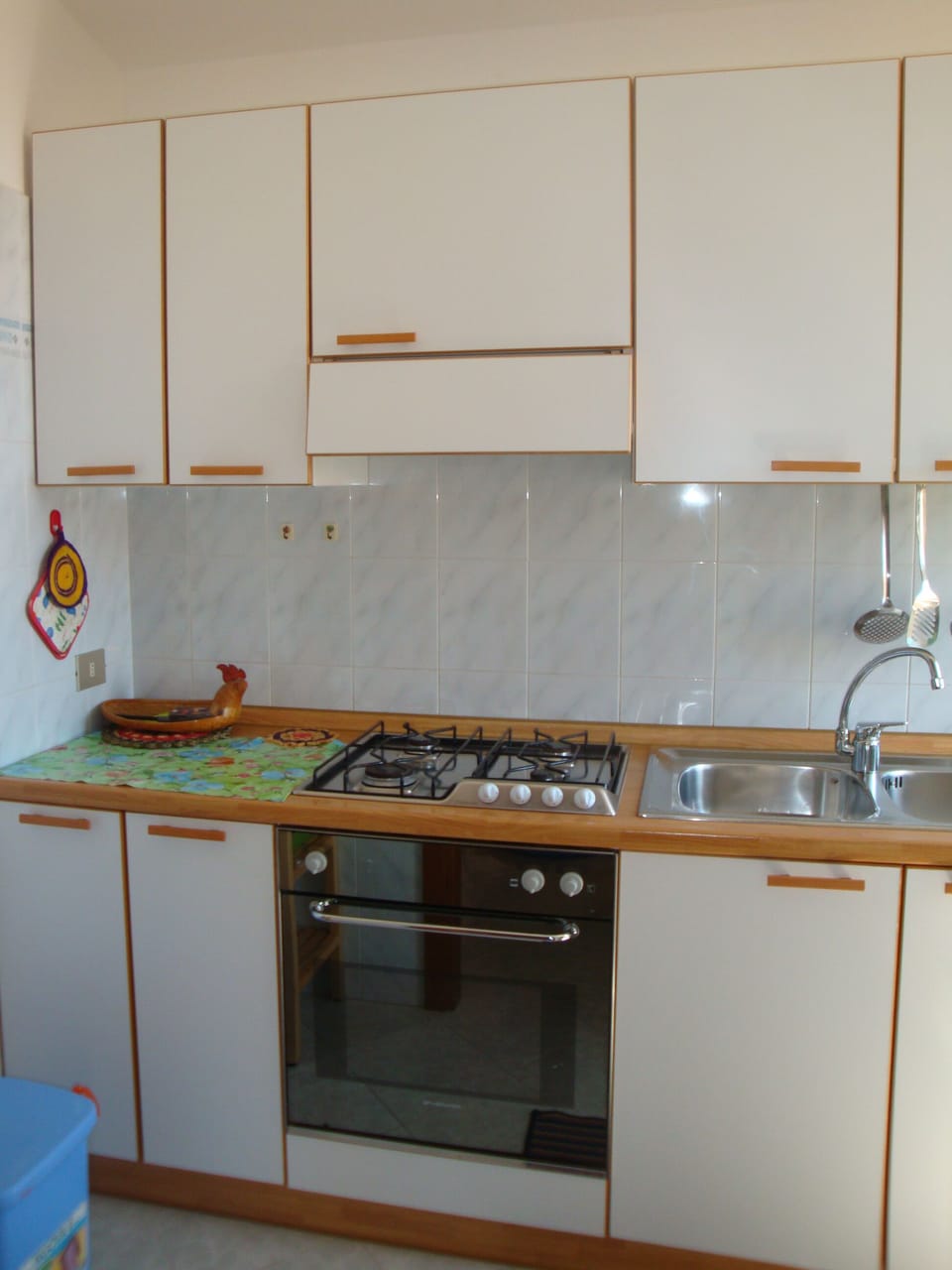 Well furnished kitchenette with some sea view.