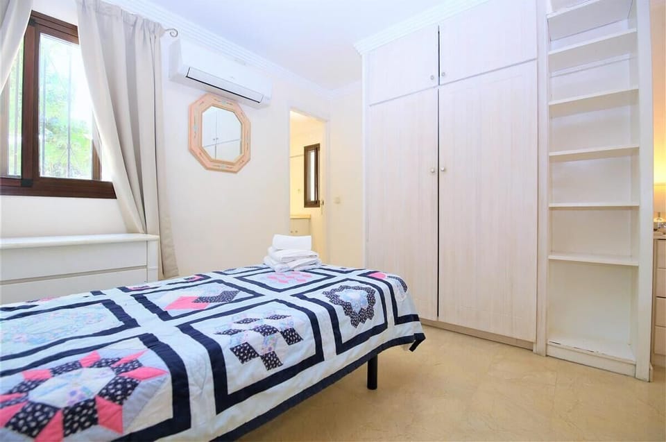 Triple room again with bathroom to rear