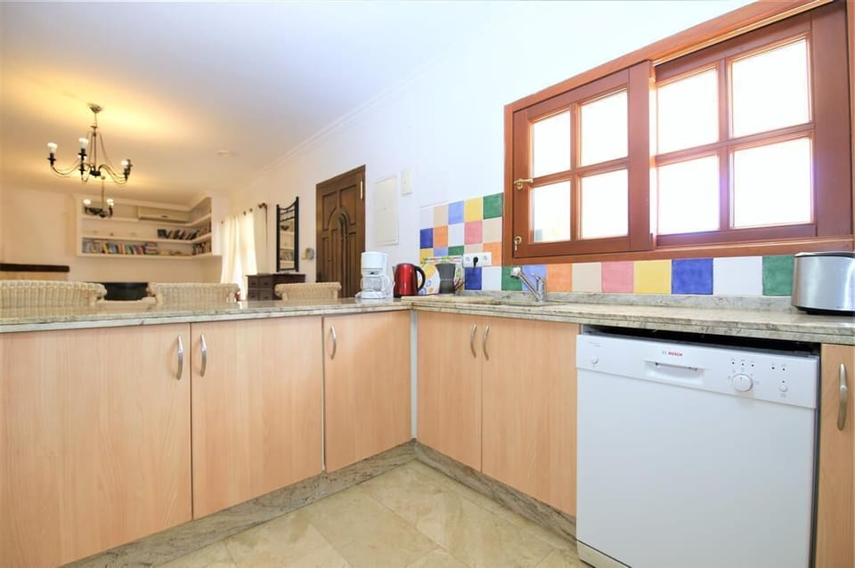 Well equipped kitchen with kitchen bar