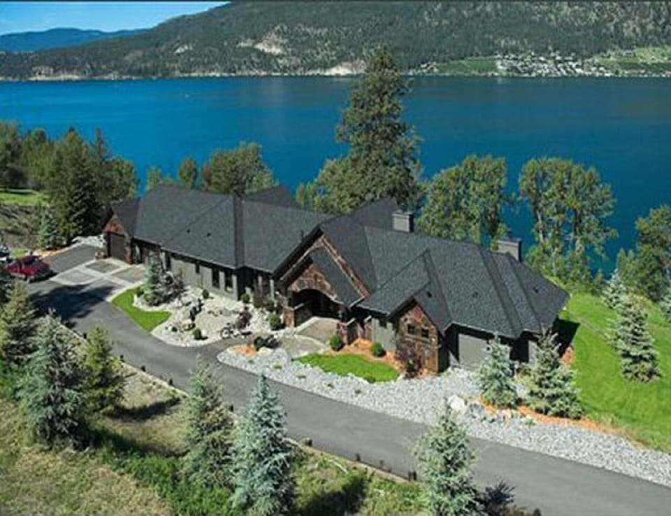 LUXURY LAKE HOME
EXCELLENT LOCATION