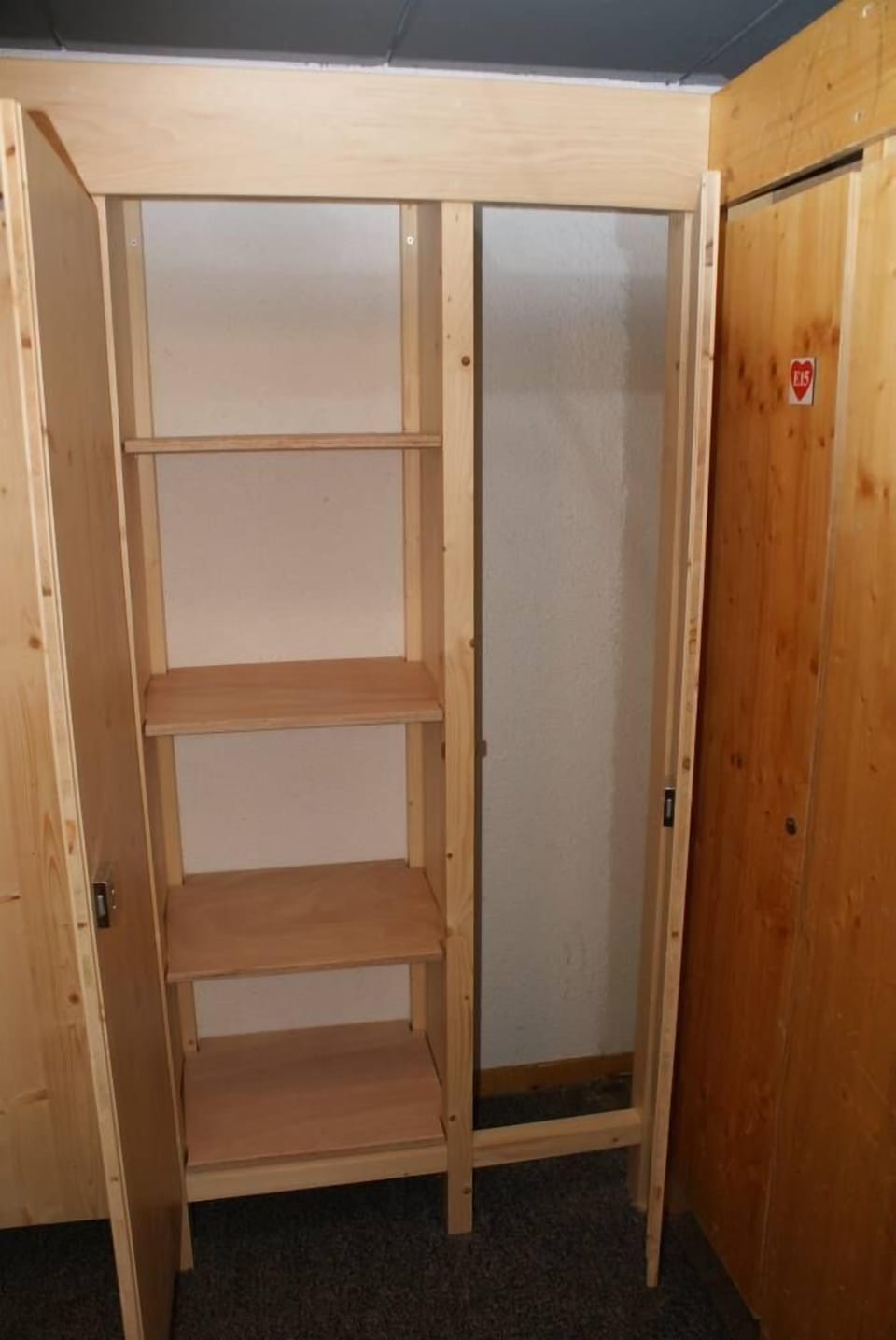 Shoe rack and large ski locker