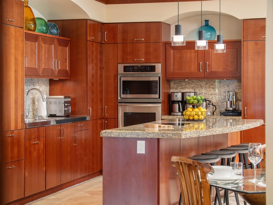 Spacious Gourmet Kitchen with 5 Bar Stools Indoor Dining Table Seating 8 Guests