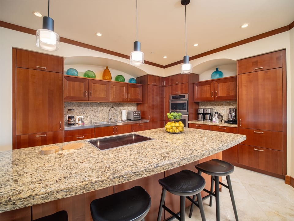 Spacious Gourmet Kitchen with 5 Bar Stools Indoor Dining Table Seating 8 Guests
