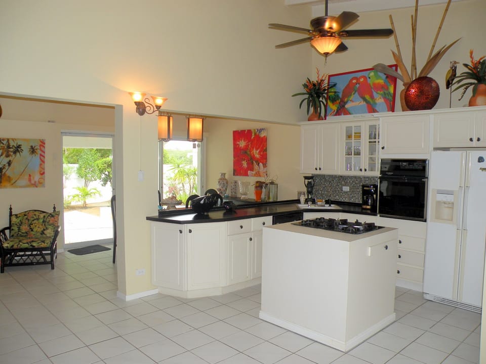 Kitchen w/dishwasher, microwave, 4 burner stove, oven and fridge