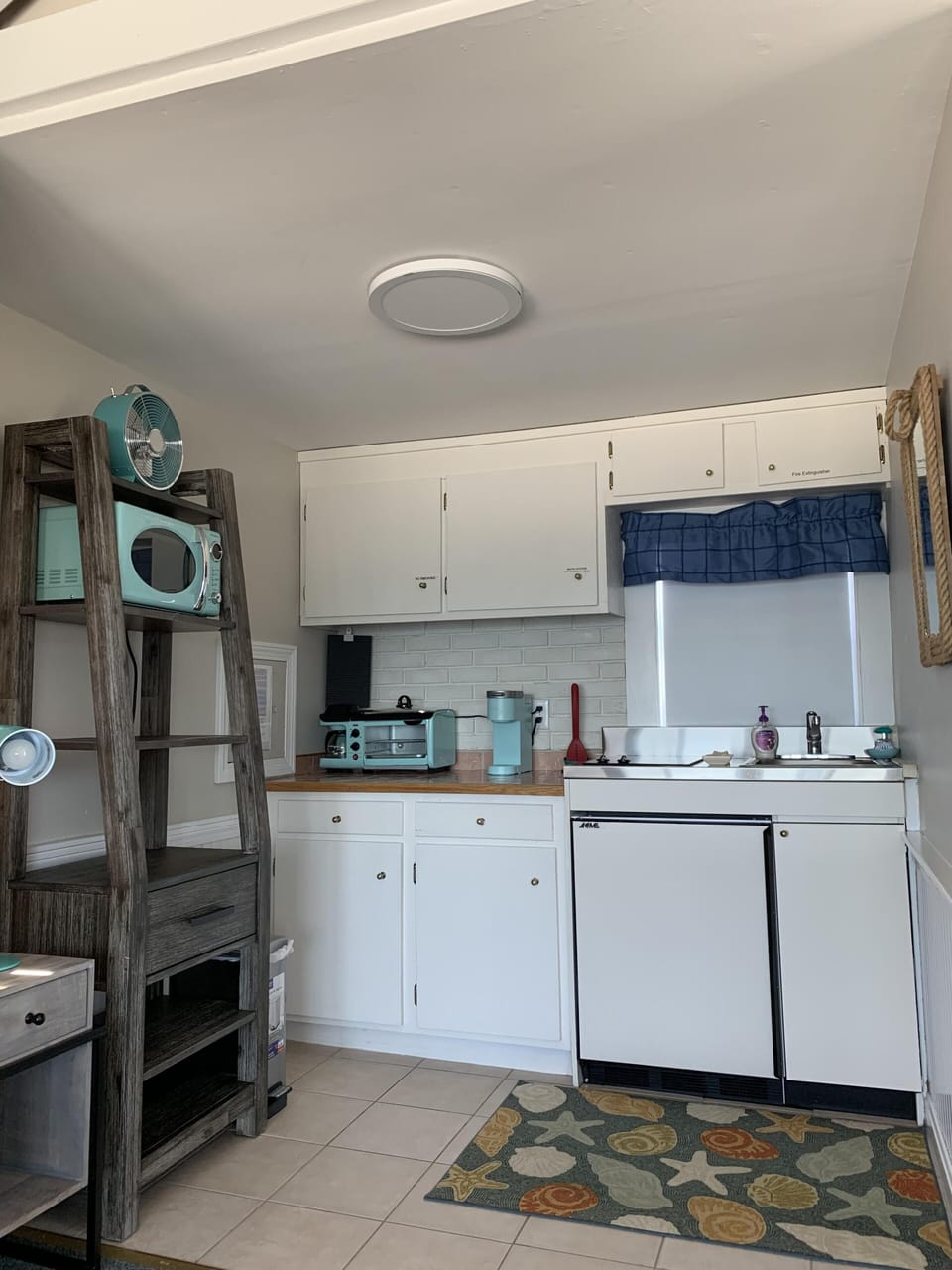 Fully equipped kitchen with stove, trad&keurig, refrig, microwave, toaster oven 