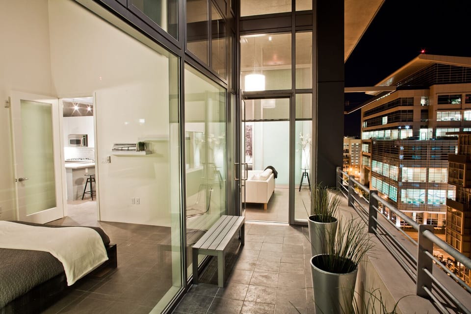 Balcony with night views.