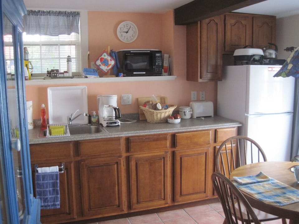 Kitchenette with full size refrigerator