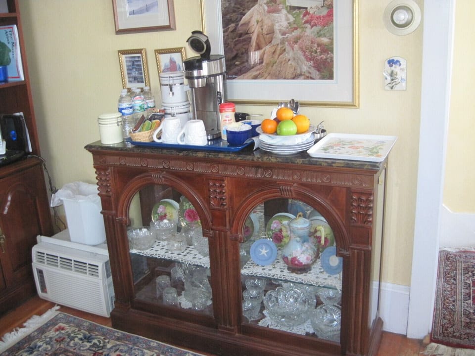 Hostess center in living room with coffe, tea, snacks for upstiars guests