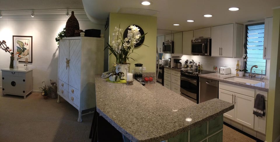 Beautiful Kitchen & Breakfast Bar. Fully Equipped For Dining or Entertaining.