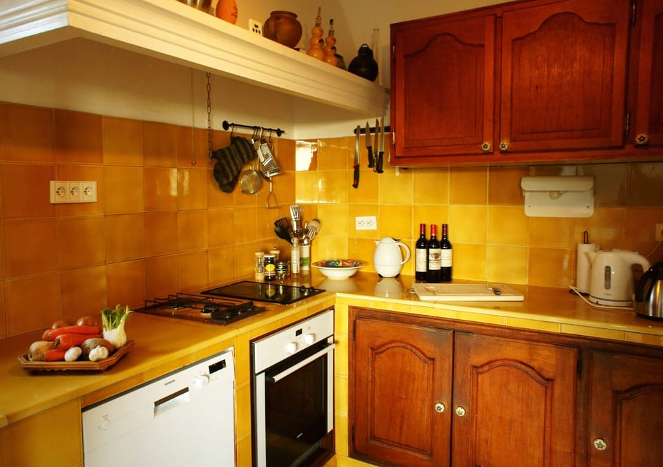 The well-equipped kitchen