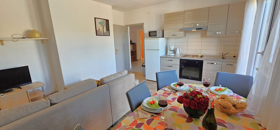 Apt 3 first floor- open plan kitchen/dining living area