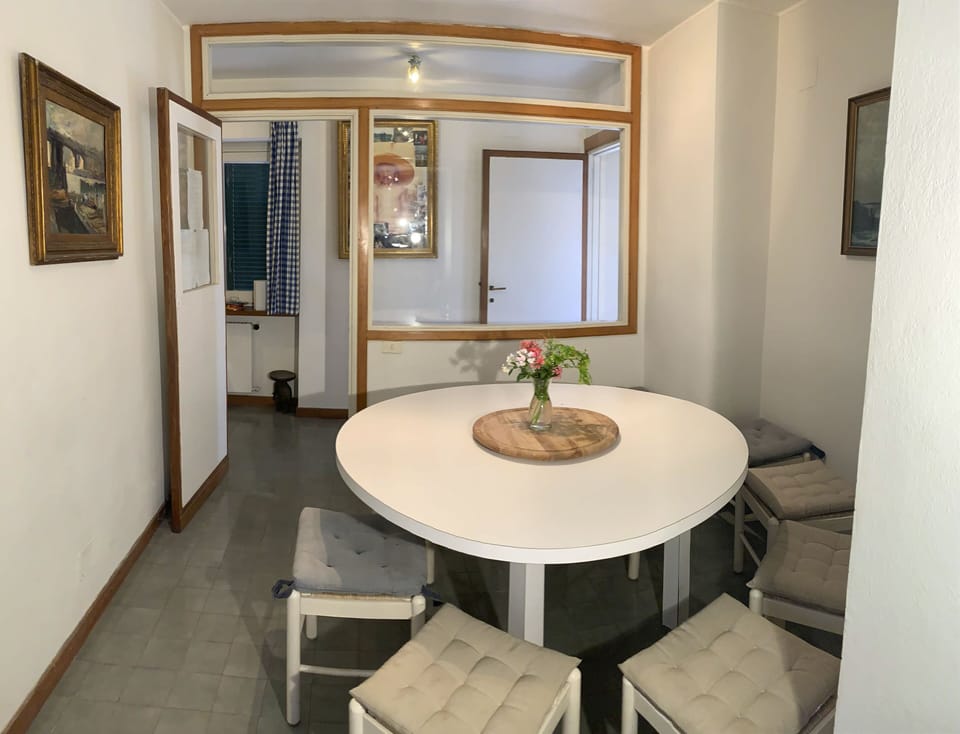 Kitchen dining area
