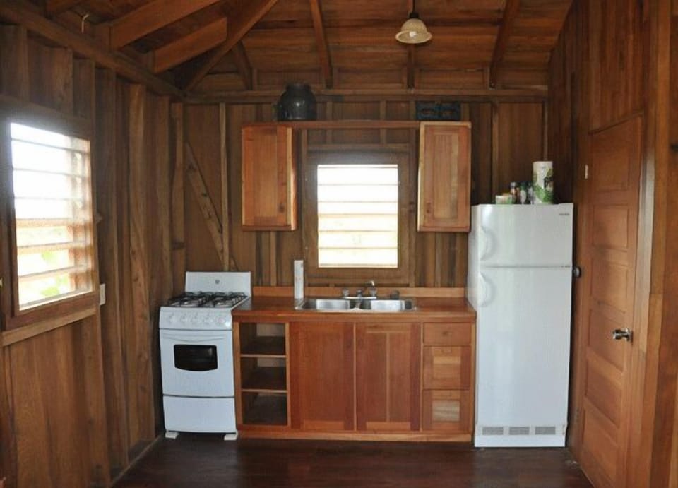Complete kitchen with everything you need to cook.