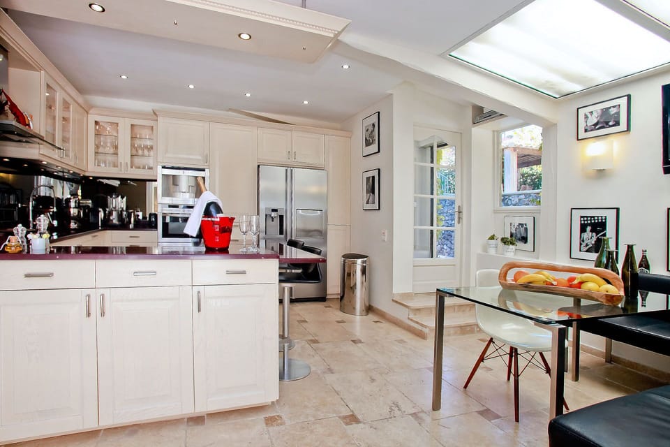 Large kitchen with oven, robot, blender, coffee machine, kettle,...
