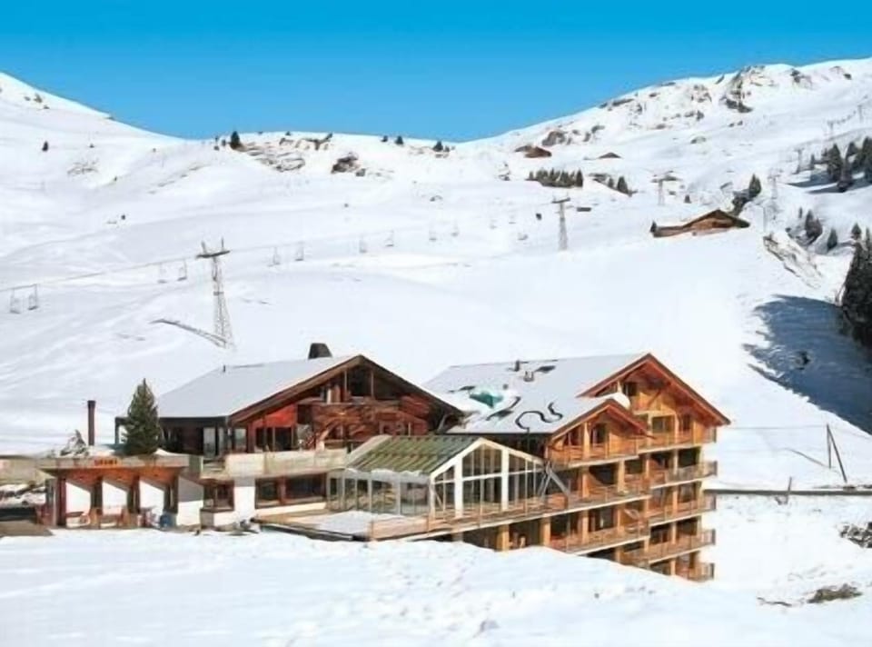 Ski lift is 40m away from apartment