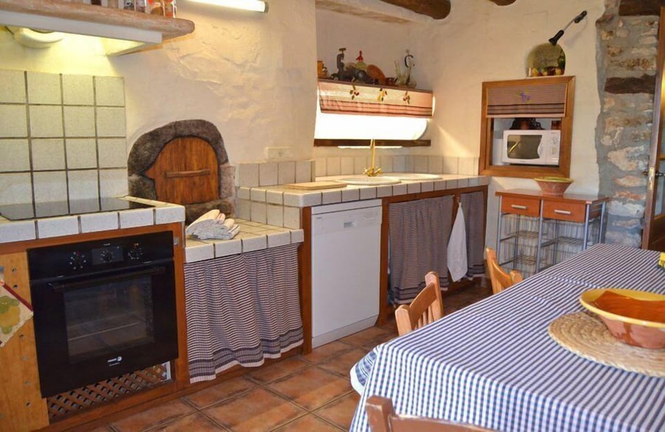 The kitchen is a fine traditional Spanish country kitchen