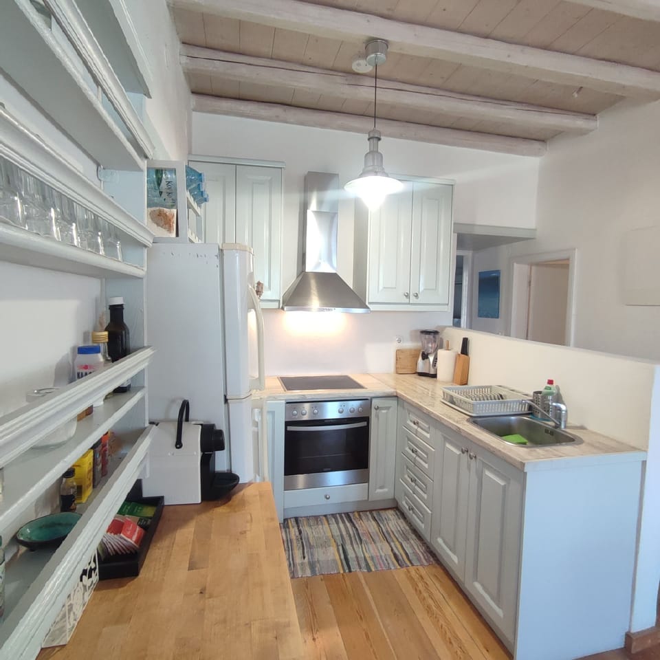 kitchen with oven, fridge, washing machine, toaster, boiler, blender, nespresso 