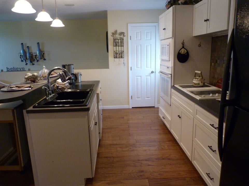 Full Frig, Micro, Stove, Coffee maker, Keurig coffee w/pods, Cont. breakfast 