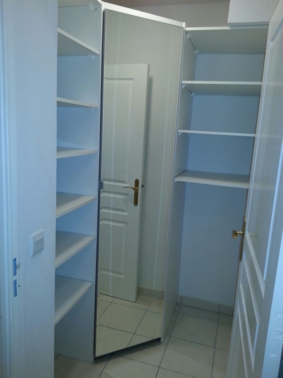 walk-in closet (wardrobe)
