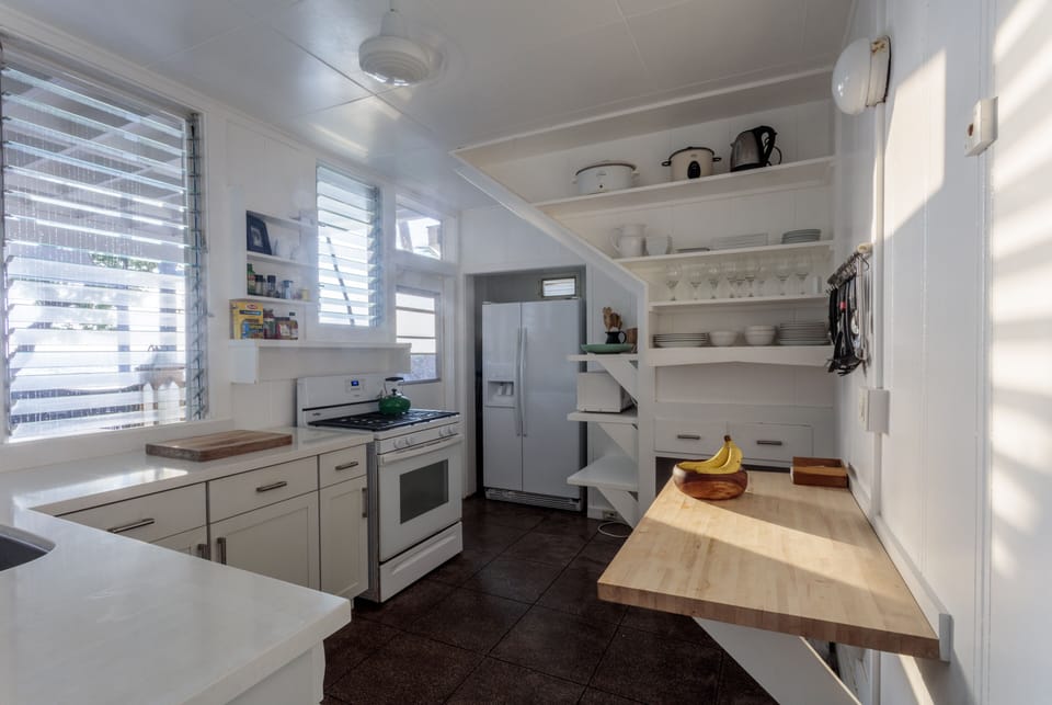 simple but fully equipped kitchen 
Also propane grill on lanai
