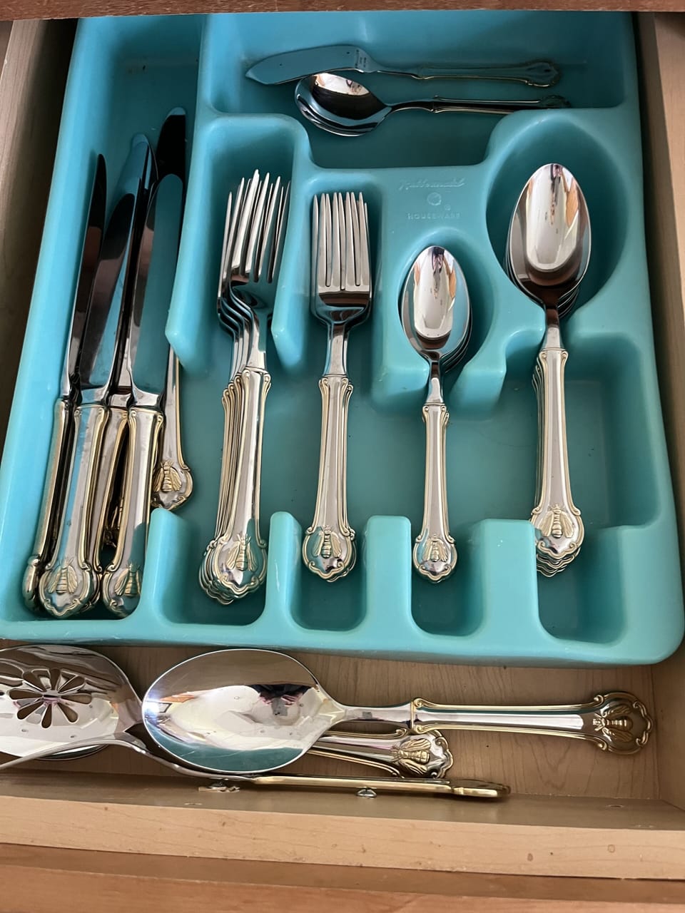 Complete flatware set