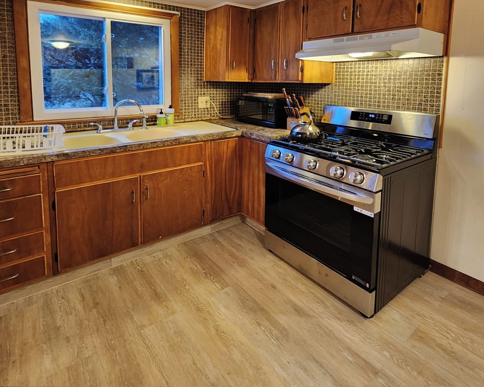Kitchen adn new stove.