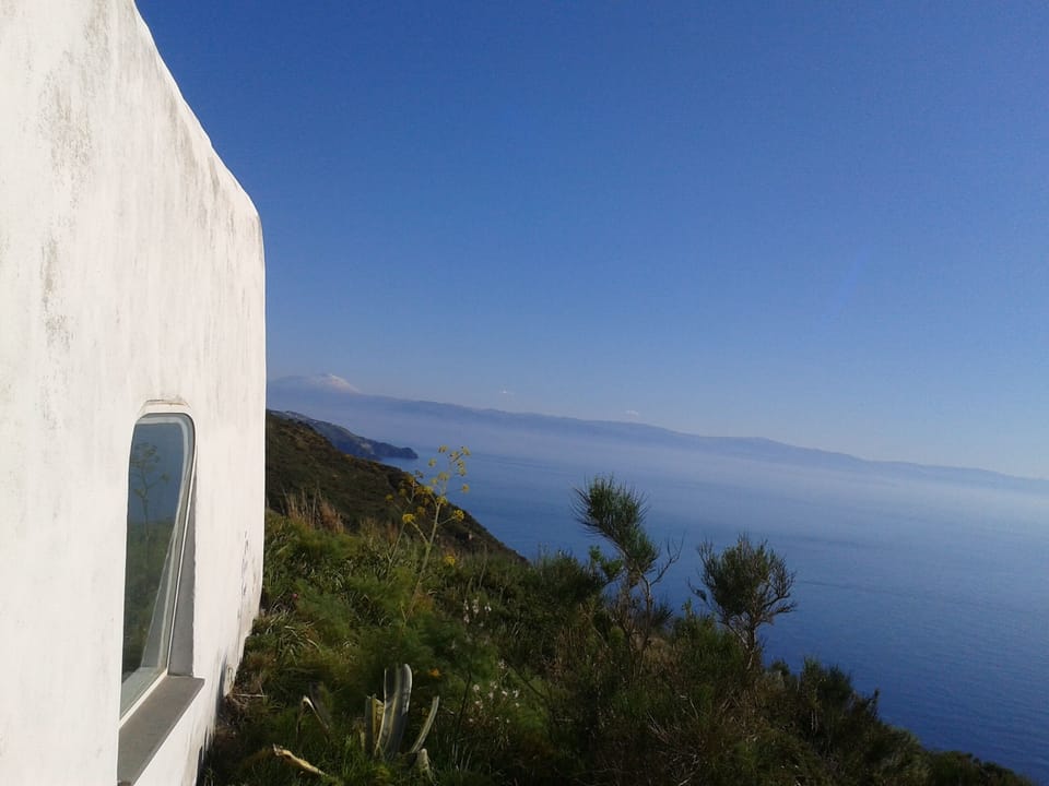 side view of the casetta with the etna