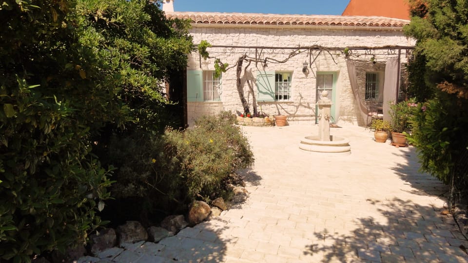 "Petite Maison" and access to the "L 'Atelier"
