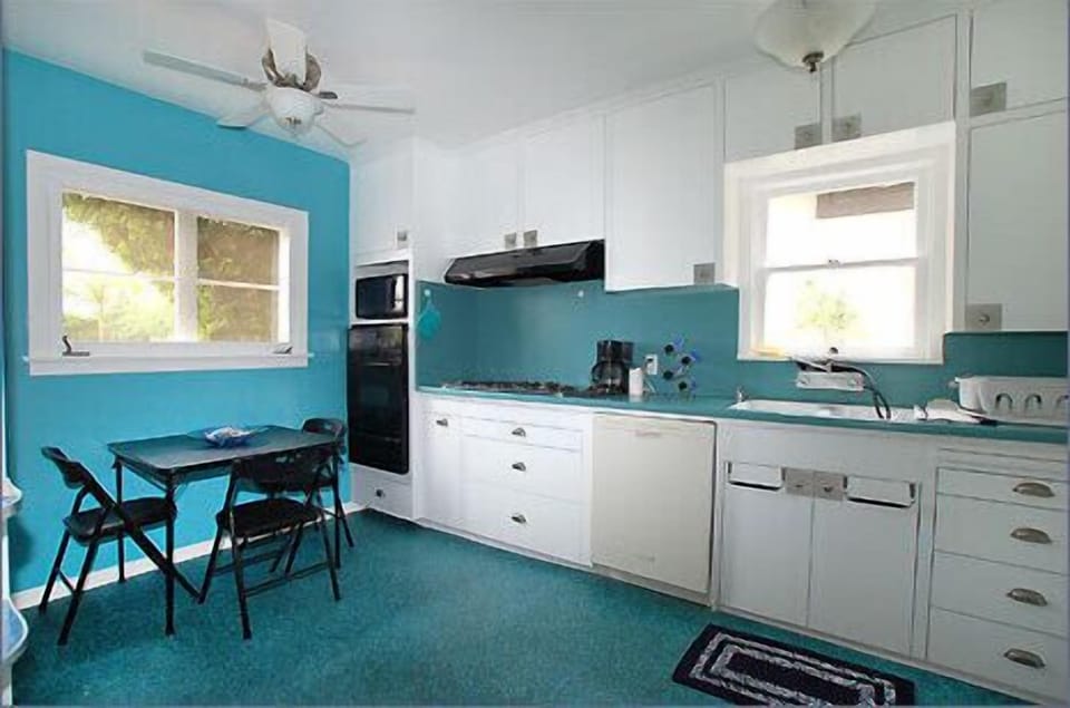 Fully equipped kitchen with everything from a new dishwasher to a wafflemaker:-)