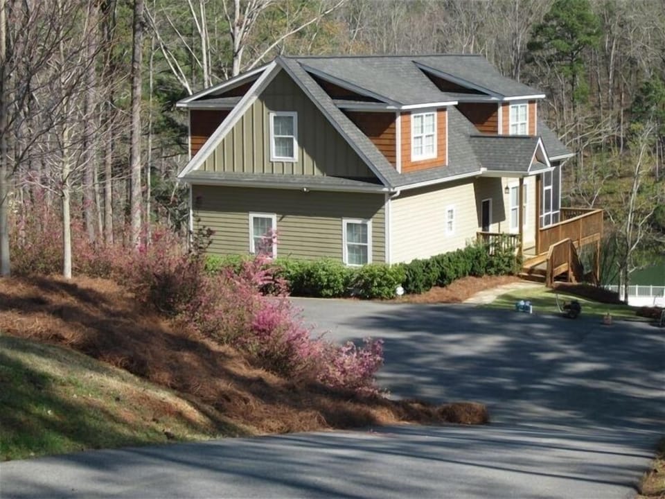 Beautiful home on lake.  Great for family and friends to gather