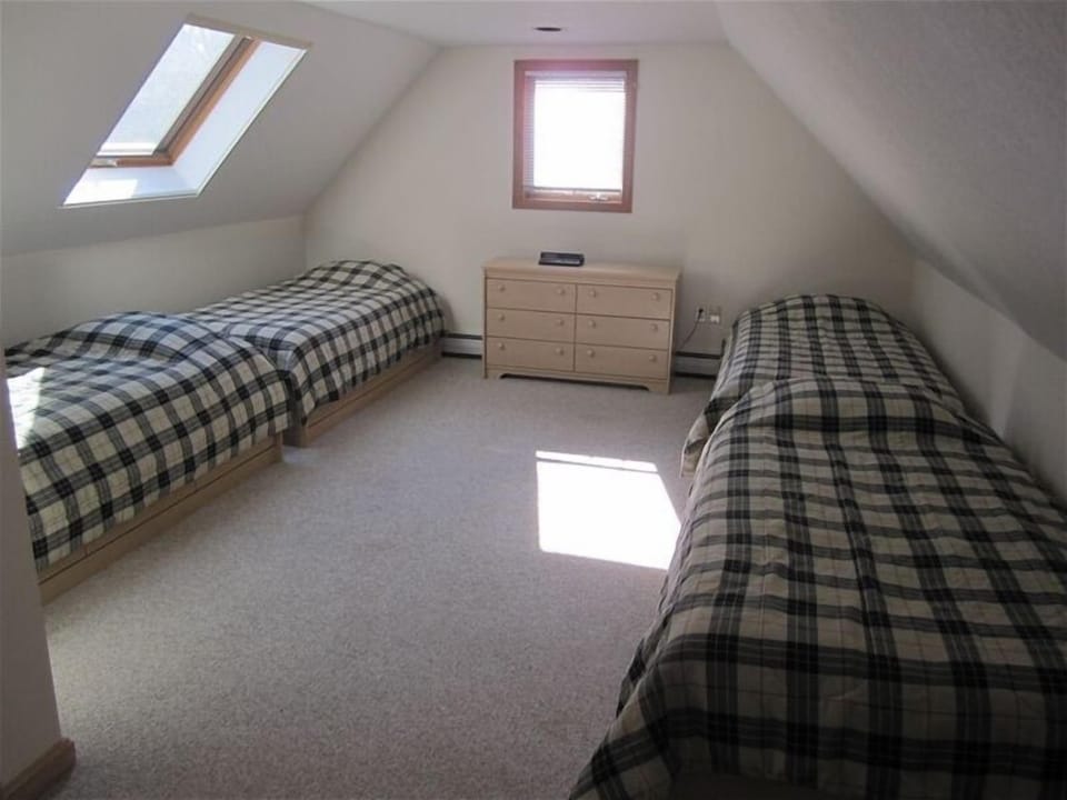 3rd Floor Bedroom - 4 Twin Beds