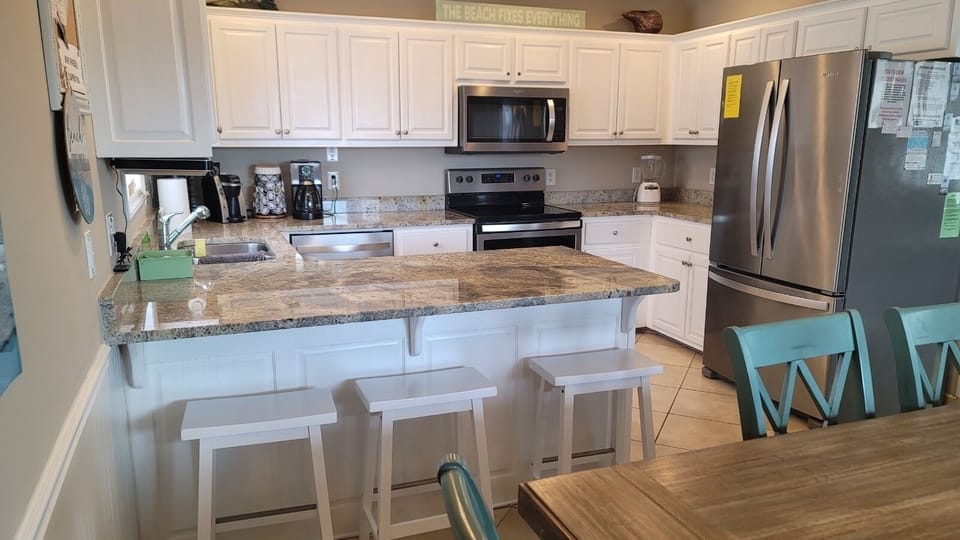 Kitchen with granite, new appliances 2021, fully equipped 