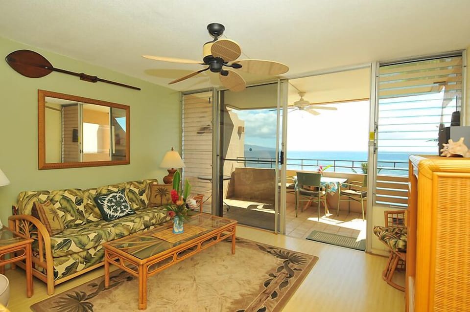 Comfortable living and outdoor lanai area.