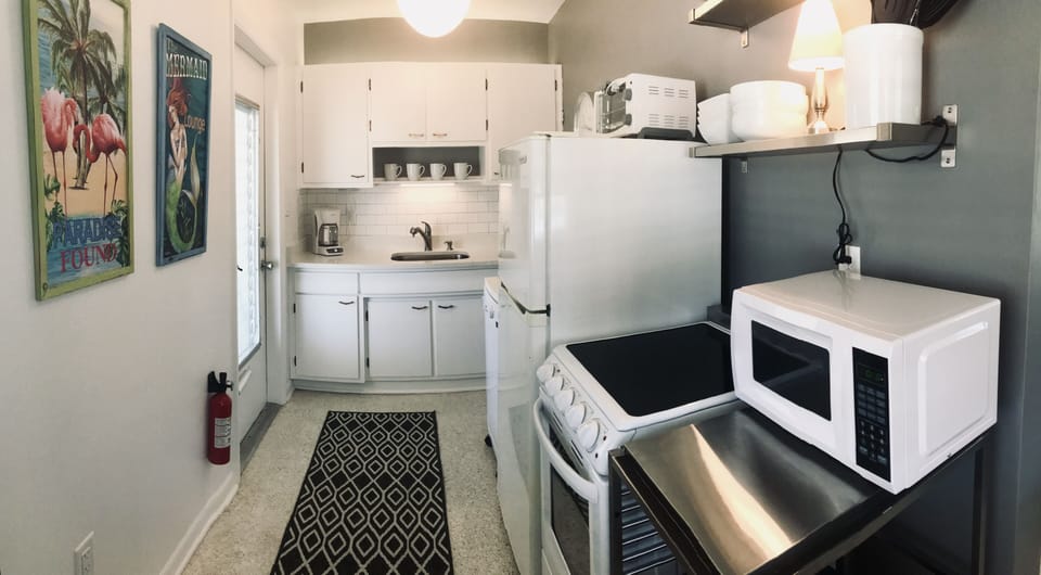 Fully equipped kitchen. Everything is new. Starter Paper towels included. 