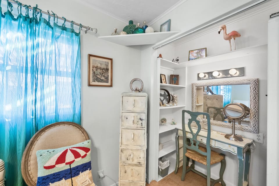 upstairs back bedroom w/TV and vanity~
