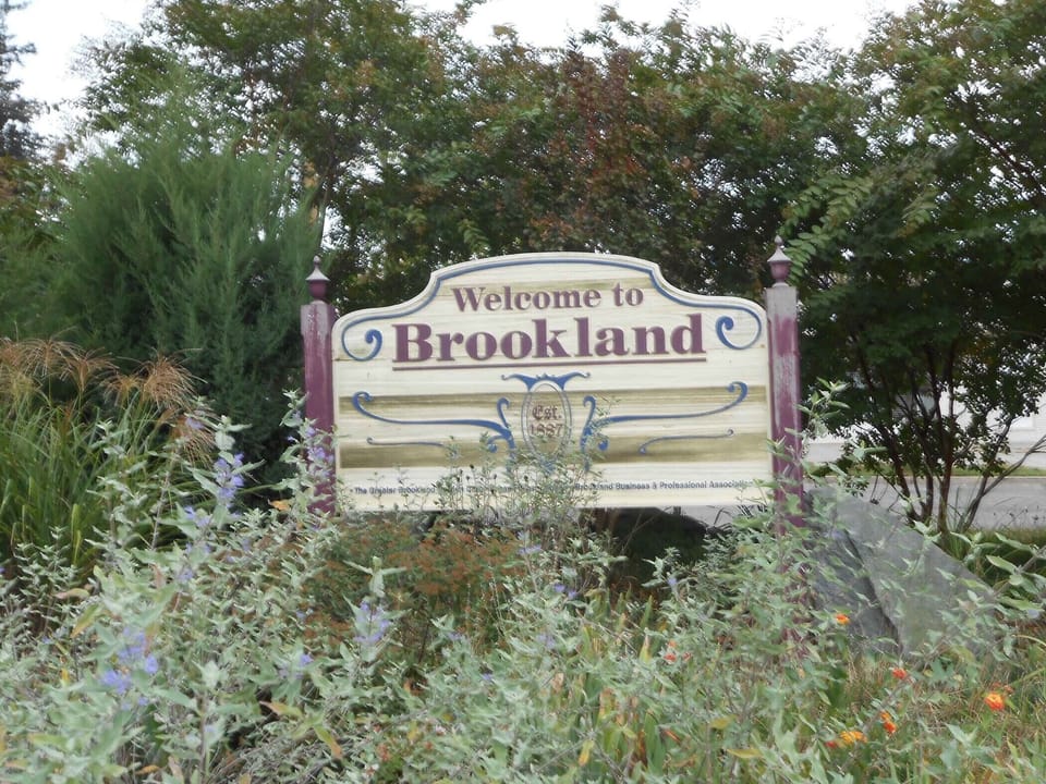 Historic & welcoming neighborhood with outdoor market, art studios & restaurants