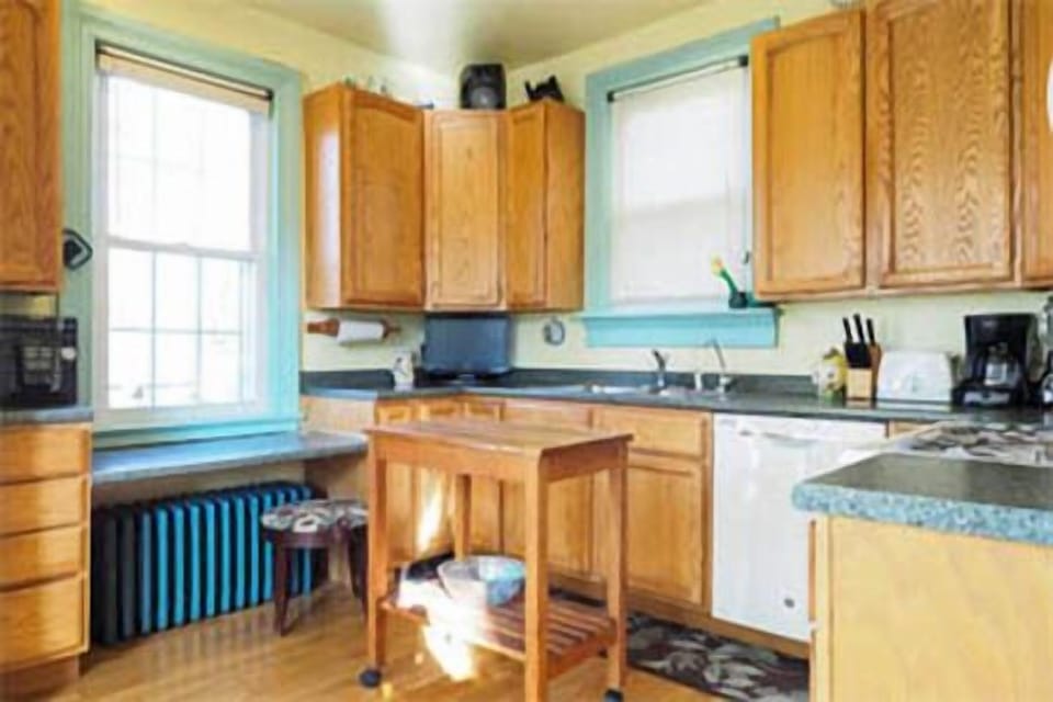 Big sunny kitchen 