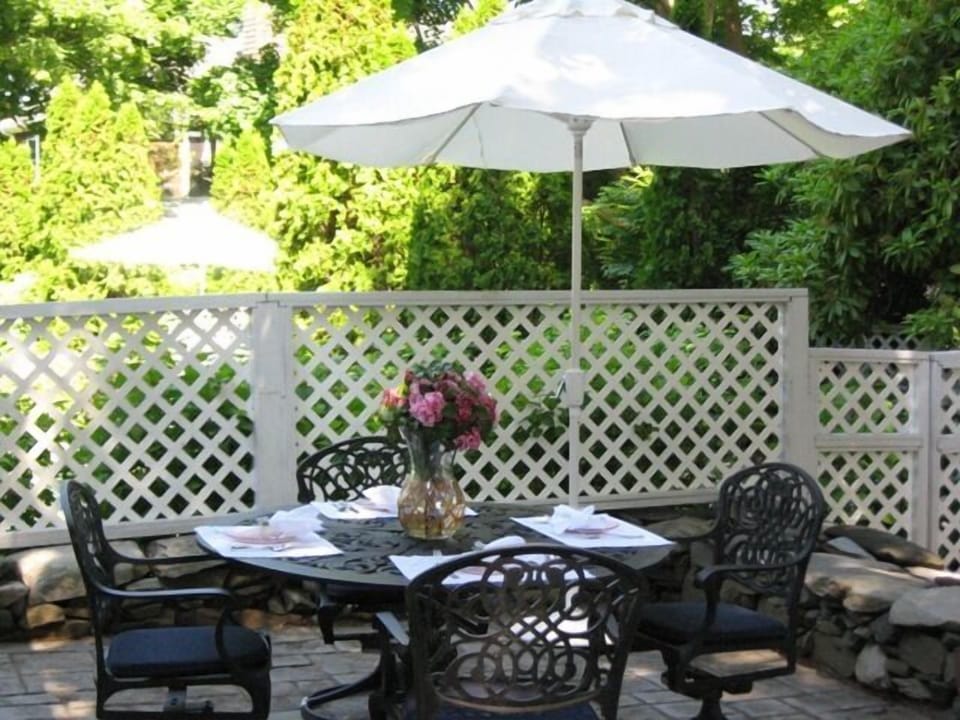 Side dining terrace off the kitchen & pub 