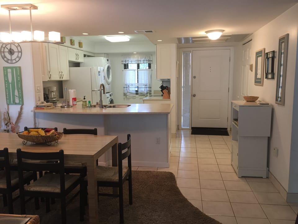 Kitchen, Dining & Entry