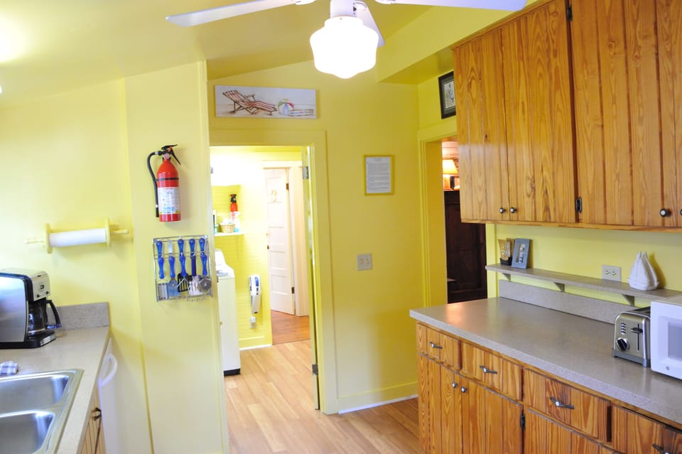 Kitchen (view two)