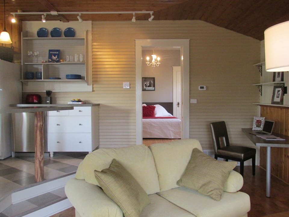 Looking towards the bedroom