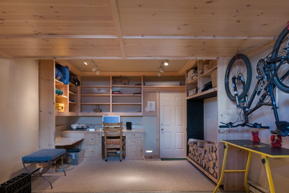 Heater garage with computer an pingpong table