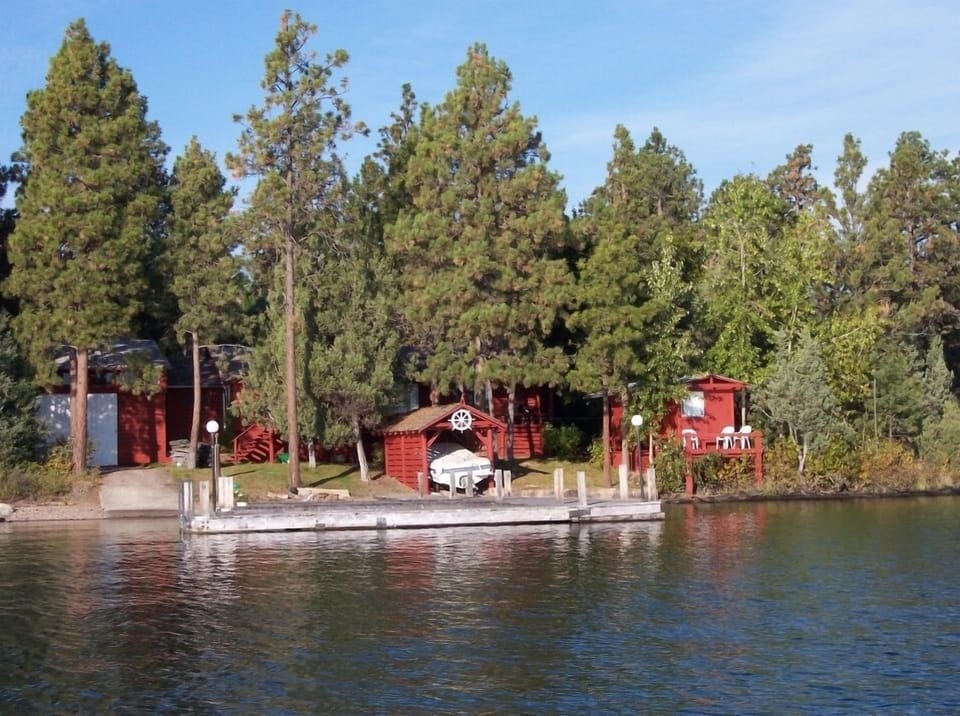 picture of moose lodge from the water
