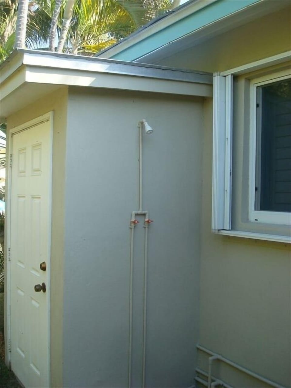 outdoor shower, this area has privacy walls now